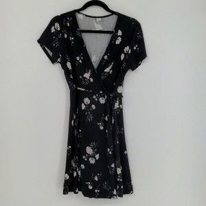 Old Navy Women's Wrap Mini Dress Medium Petite Black Floral Short Sleeve